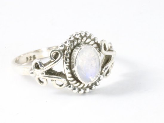 Fijne bewerkte zilveren ring met regenboog maansteen - maat 18.5