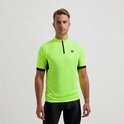 Man met fluoriserend geel fietsshirt met korte mouwen, zwarte mouwranden en R-logo. Ritssluiting tot de borst.