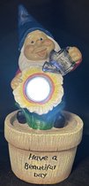 Polyresin solarlamp "Kabouter op bloempot" Have a beautiful day - meerkleurig - Staand model - hoogte 16 x 8 x 7 cm - Met LED - Tuindecoratie - Tuinverlichting