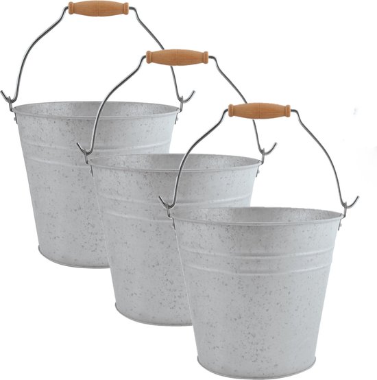 Drie zinken emmers met houten handvatten, geplaatst in een rij, met een verweerd grijs uiterlijk.
