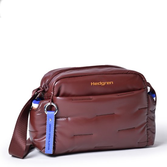 Bruine Hedgren schoudertas met gewatteerd design, band met blauwe tag en zijvakken met strepen.