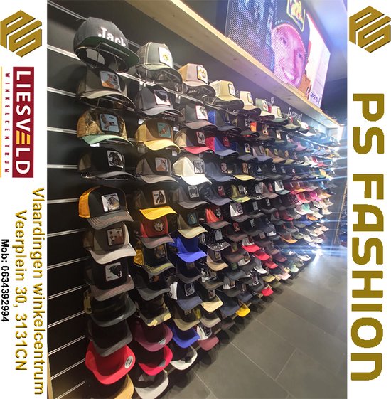 Mur avec diverses casquettes de différentes couleurs et designs, vendues en magasin.