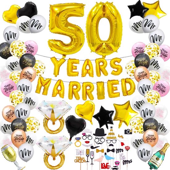Gouden '50 YEARS MARRIED' slinger, gouden '50' folieballonnen, diverse 'Team Bride' & 'Mr & Mrs' ballonnen, fotoprops, ringen, flessen en champagneglazen.
