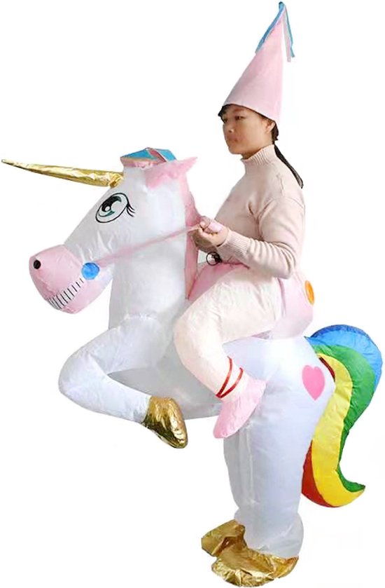 Opblaasbaar eenhoornkostuum met regenboogstaart, gouden hoefijzers en een dame in roze kleding die erop zit.
