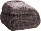 Grijze teddy fleece deken, zacht en opgevouwen.