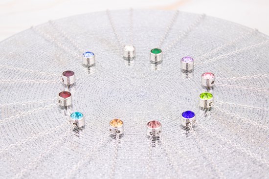 Douze colliers argentés avec des pendants en zircon coloré, disposés en cercle.