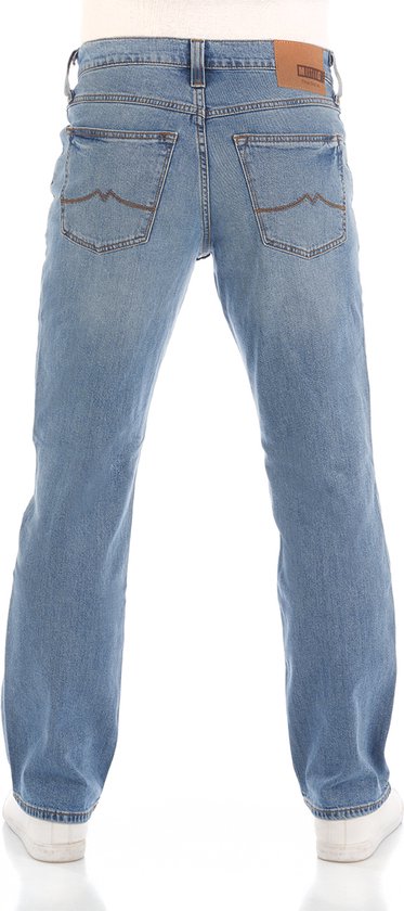 Achterkant van een lichtblauwe spijkerbroek voor heren, regular/straight fit, met bruine stiksels en een leren Mustang-label op de achterkant.