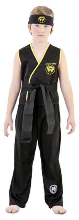 Jongen in zwart karatepak met geel accent, inclusief hoofdband met cobra logo.