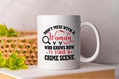 Mug Ne plaisantez pas avec une femme qui sait comment - TrueCrime - cadeau - cadeua - CrimeStories - ColdCase - MurderMystery - Histoires de crime - Meurtre mystère - Enquête - Esprits criminels