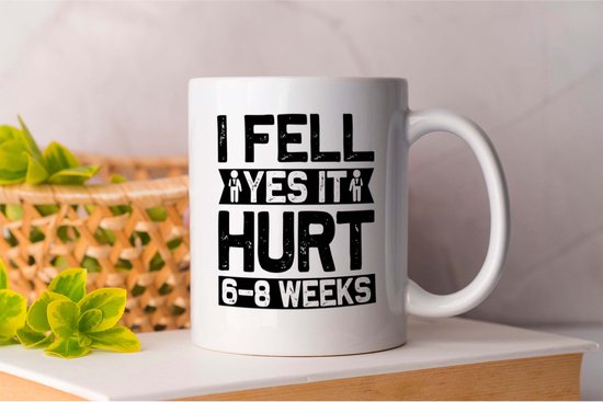 Mok I FELL YES IT HURT 6 8 WEEKS Injury - FamilyFirst - Gift - Cadeau - LoveMyFamily - GezinEerst - FamilieLiefde - Mom - Sister - Dad - Brother - Mama - Broer - Vader - Zus - anime - Teacher