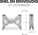 Reiswieg in opgevouwen en uitgeklapte toestand, met afmetingen 76cm hoog en 24cm breed. Snel en eenvoudig op te zetten.