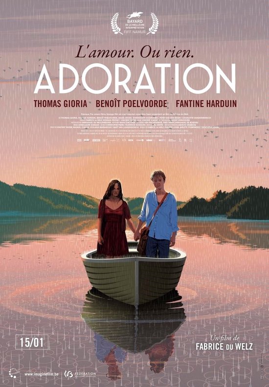 Film poster 'Adoration' met twee jongeren in een boot. Tekst: L'amour. Ou rien. Thomas Glora, Benoît Poelvoorde, Fantine Harduin.