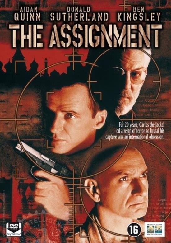 DVD-cover voor de film 'The Assignment'. Drie mannen in close-up, met een pistool en vizierlijnen. Leeftijdsindicatie 16.