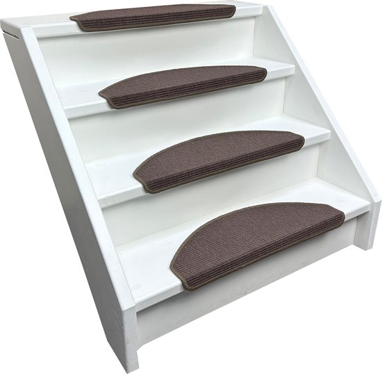 Houten trapje met witte treden, voorzien van bruine traplopertjes met sisal-look.