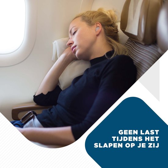 Blonde vrouw slaapt op een vliegtuigstoel met witte SleepCore oordopjes in haar oor. Geen last tijdens het slapen op je zij.
