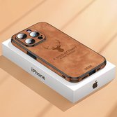 Stijlvolle Bescherming Geschikt voor uw iPhone 15 Pro Luxe Lederen Telefoonhoesje - Ontworpen voor Perfecte Pasvorm - Met Lens Glazen Bumper voor Extra Bescherming - Schokbestendig Siliconen Materiaal - Elegant en Duurzaam - Bruin