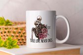 Mok True love never dies - ForeverUs - Gift - Cadeau - CouplesGoals - TogetherForever - HappilyEverAfter - LoveWins - SamenGelukkig - EeuwigeLiefde - LiefdeVoorAltijd - MijnSchat