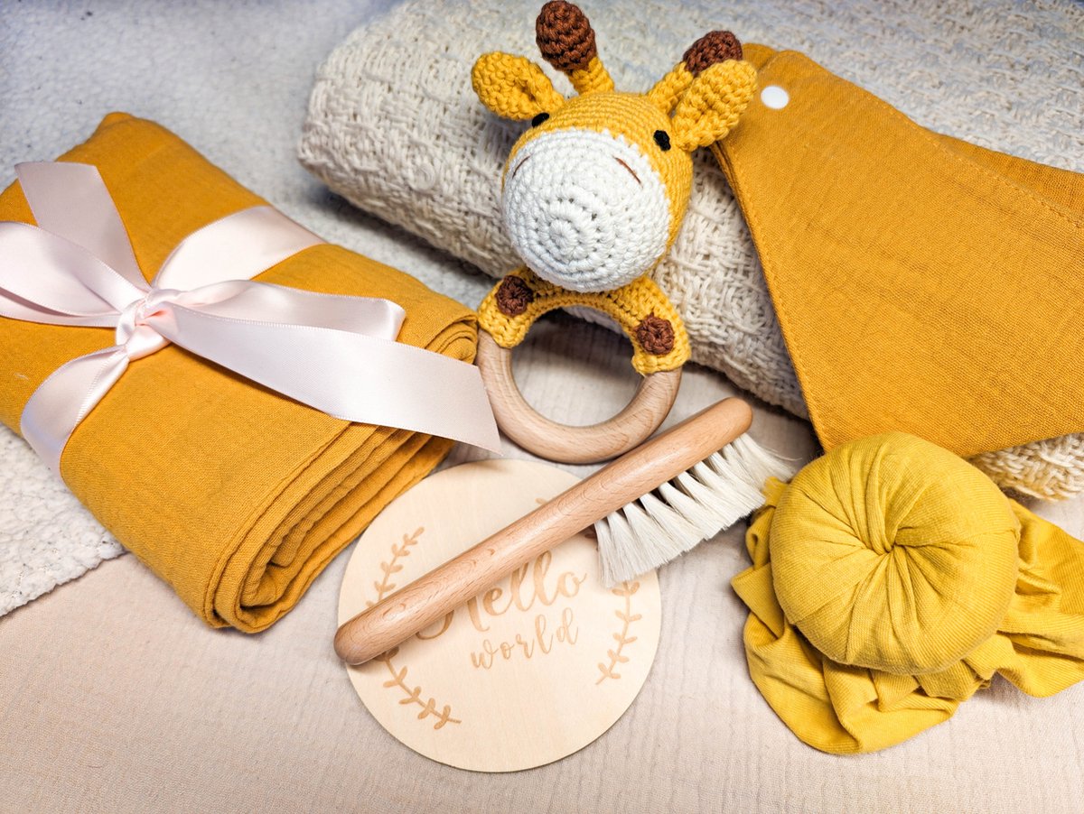 Goedkoopste Kraamcadeau gele giraffe 6-delige set - bijtring met popje - knuffeldoekje - slab - hydrofiele doek - borstel - houten foto bordje - kraampakket - giftbox - kraamcadeau jongen - kraamcadeau meisje - kraammand - babyshower - baby cadeau - cadeaubox