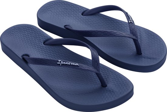 Donkerblauwe Ipanema teenslippers met cirkelvormige textuur op de zolen en de bandjes met Ipanema-logo.