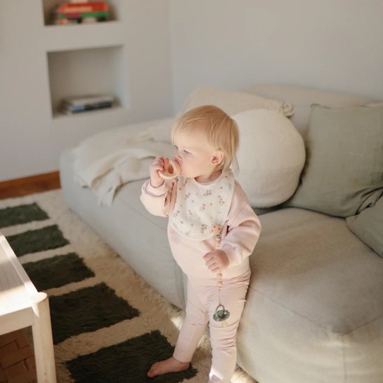 Mushie Slabbetje Muslin Bib (set van 2) - Blush Pink Floral van Mushie — afbeelding 3