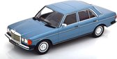 Le modèle moulé sous pression à l'échelle 1:18 de la Mercedes-Benz230E W123 de 1975 en bleu clair métallisé. Le fabricant du modèle réduit est KK Models. Ce modèle est uniquement disponible en ligne