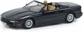 Het 1:43 Diecast model van de BMW 850i Cabriolet van 1990 in Black. De fabrikant van het schaalmodel is Schuco.Dit model is alleen online beschikbaar.