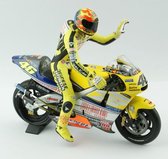 Het 1:12 Valentino Rossi beeldje van het MotoGP Wereldkampioenschap in 2001. De fabrikant van het artikel is Minichamps. Dit model is alleen online beschikbaar