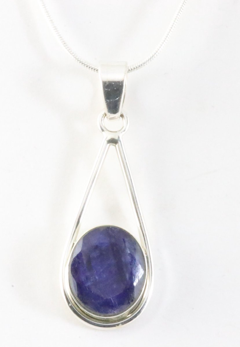 Zilveren hanger met blauwe saffier aan ketting