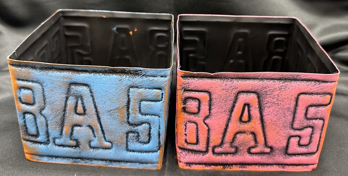 Metalen deco (planten) bakjes met letters en cijfers - Set van 2 stuks - mat blauw & oranje/roze - Hoogte 8 x 10 x 9.5 cm - Exclusief planten - Woonaccessoires - Woondecoratie - Tuinaccessoires - Tuindecoratie
