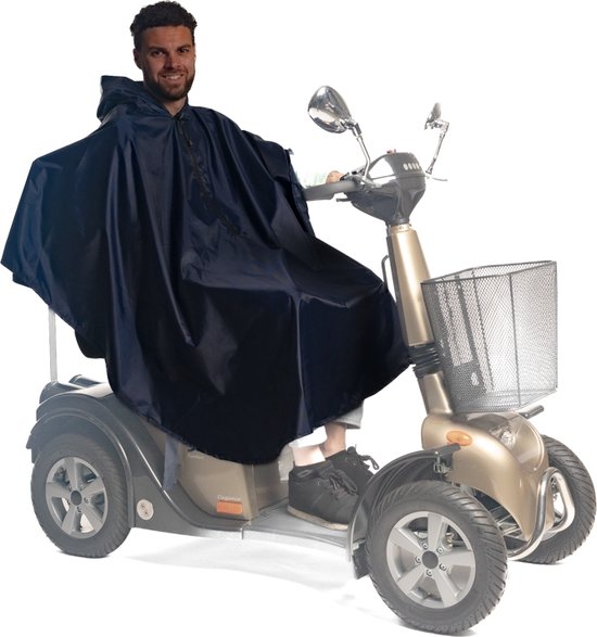 Man in donkerblauwe poncho op een gouden scootmobiel.