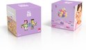 Twee Plus-Plus dozen. Eén met een meisje en ballonnen, de andere met bouwstenen en creaties.