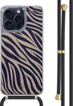 Casimoda® hoesje met zwart koord - Geschikt voor iPhone 15 Pro Max - Chevron Navy - Afneembaar koord - TPU/polycarbonaat - Blauw
