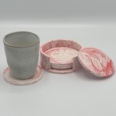Dearest Candles - set onderzetters - handgemaakt - ecologische jesmonite - set van 4 onderzetters - roze/rood marmer - uniek - in houder - decoratie