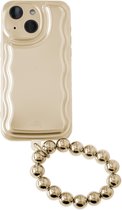 xoxo Wildhearts telefoonhoesje met telefoonkoord geschikt voor iPhone 15 - Wavy case Gold met Goldy beads (easy cord) - Phone cord - iPhone hoesje met koord - telefoonketting - goud