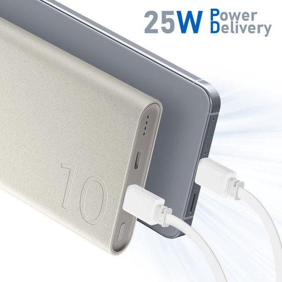 Beige powerbank van 25W Power Delivery laadt een smartphone op met twee witte USB-C kabels.