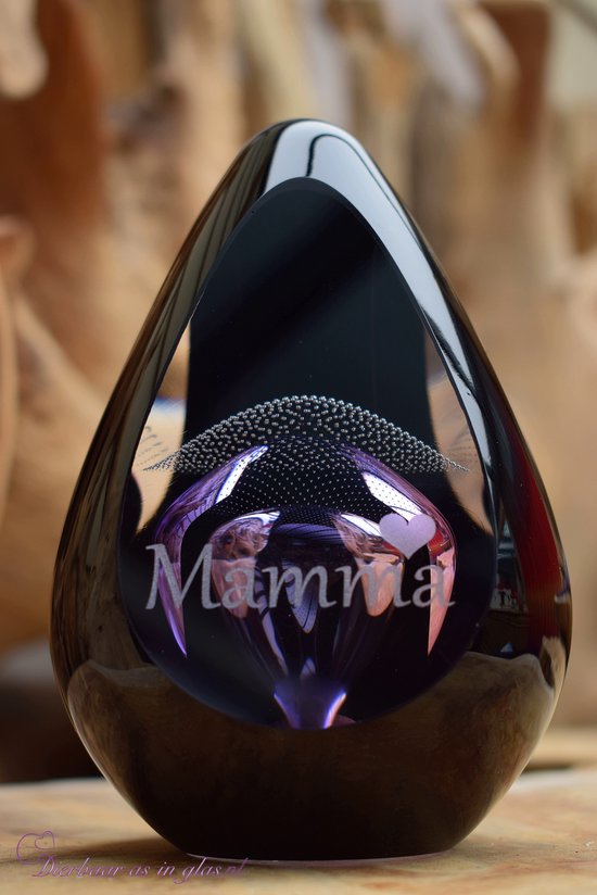 Druppelvormige glazen urn met de tekst "Mamma" en paarse en roze accenten.