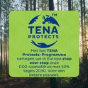 Groen TENA Protects logo met wereldbol en handen in een bos.