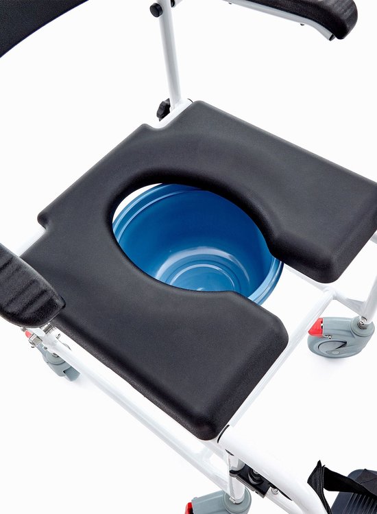 Close-up van de zitting met gat en blauwe emmer van een witte douche- en toiletstoel.