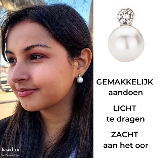 Model draagt witte pareloorbellen met helder kristal. Tekst: GEMAKKELIJK aandoen, LICHT te dragen, ZACHT aan het oor.