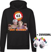 Hoera 63 jaar! Het is feest Hoodie + Happy birthday bril - verjaardag - jarig - 63e verjaardag - oma - wijn - grappig - unisex - trui - sweater - capuchon