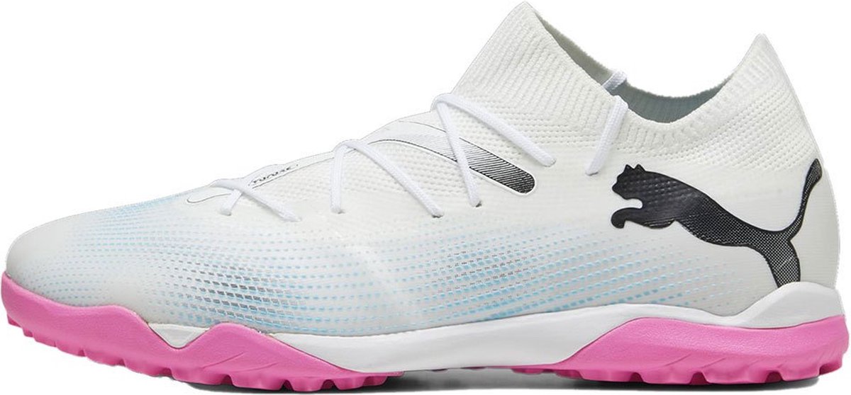 Puma Future 7 Match TT voetbalschoenen in wit met roze zool, ontworpen voor een adaptieve pasvorm en ondersteuning.