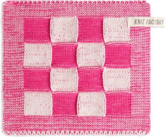 Roze en wit gebreide pannenlap met blokjespatroon.