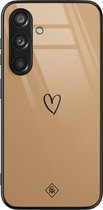Casimoda® hoesje - Geschikt voor Samsung Galaxy S24 - Hart Bruin - Luxe Hard Case Zwart - Backcover telefoonhoesje - Bruin/beige