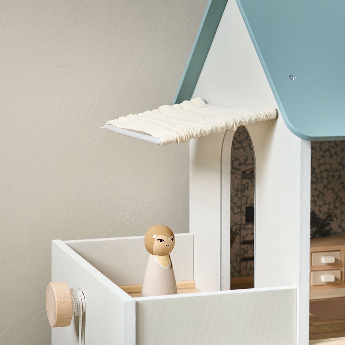 Petite Amélie Houten Poppenhuis Wit en Pastelblauw - H.81 cm - Incl. 14-delige Meubelset - Drie verdiepingen met illustraties - Toegang via trappen en magische lift — afbeelding 5