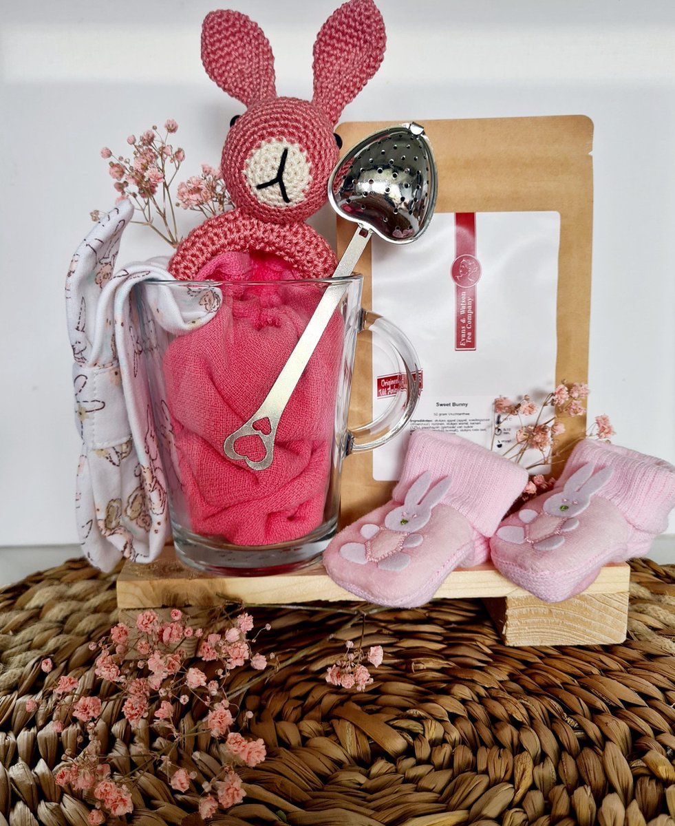 Goedkoopste kraamcadeau newborn - handgemaakt - babygeschenkset meisje- rammelaar