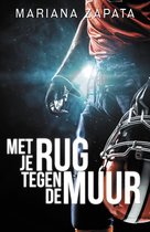 Een Amerikaans voetbalspeler met een oranje shirt en helm, met de tekst 'Met je rug tegen de muur' en 'Mariana Zapata'.