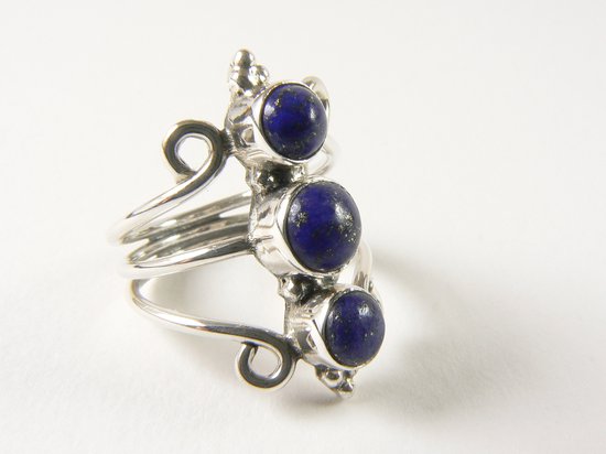 Opengewerkte zilveren ring met 3 lapis lazuli stenen