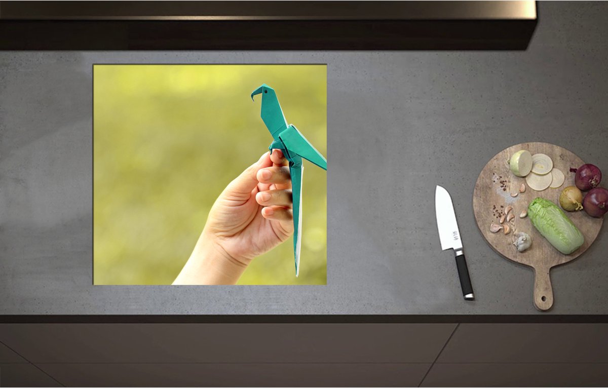 Inductieplaat Beschermer - Blauwe Origami Vogel op Hand van Mens in Groene Omgeving - 58x55 cm - 2 mm Dik - Inductie Beschermer - Bescherming Inductiekookplaat - Kookplaat Beschermer van Zwart Vinyl