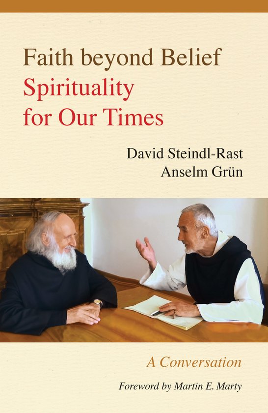 Couverture du livre : Deux hommes en robe de moine discutent à une table. Titre : Faith beyond Belief Spirituality for Our Times.