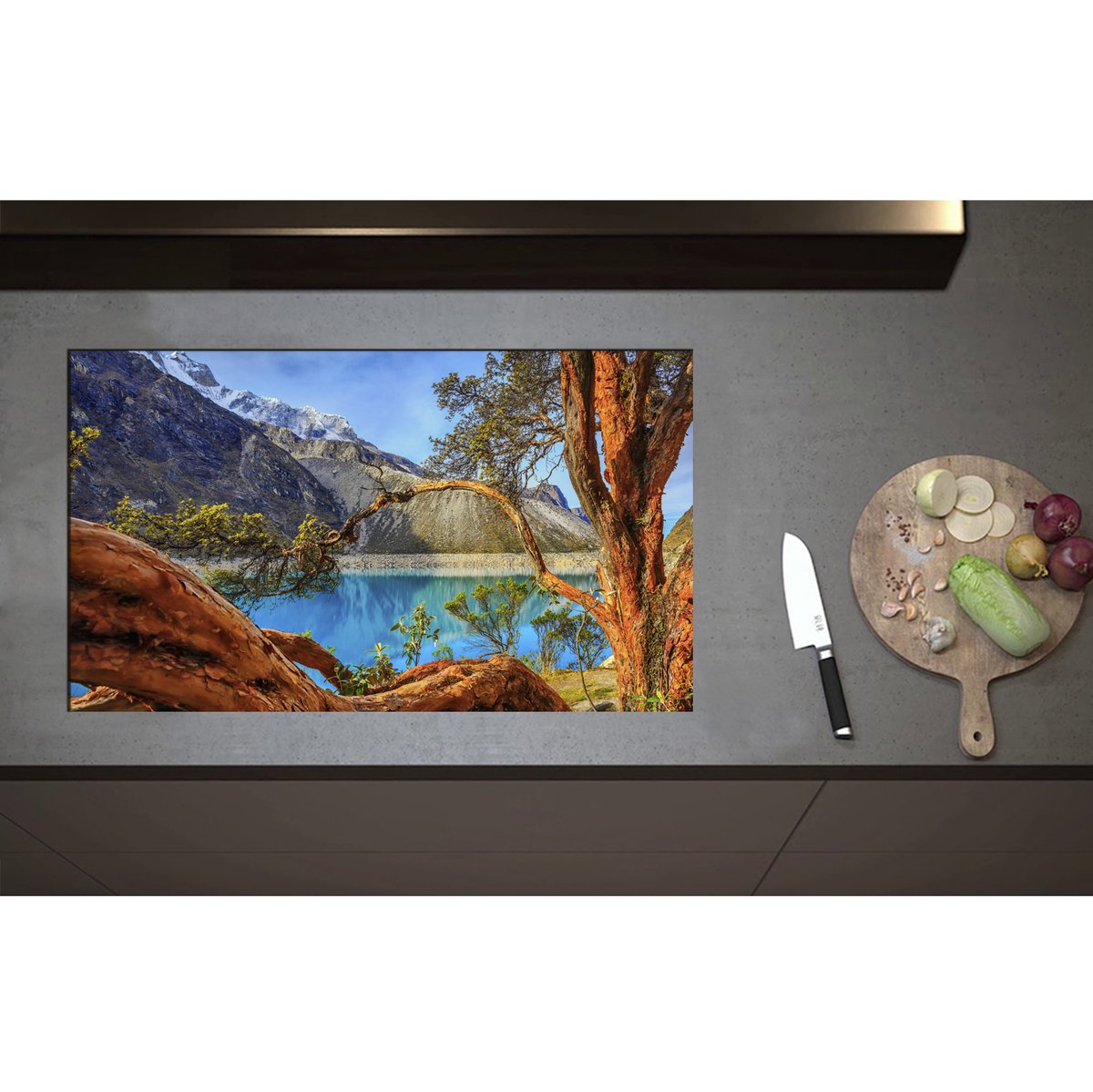 Inductieplaat Beschermer - Bomen en Takken hangend over Blauw Water in het Dal van de Bergen - 85x50 cm - 2 mm Dik - Inductie Beschermer - Bescherming Inductiekookplaat - Kookplaat Beschermer van Zwart Vinyl